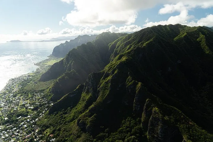 18 Minutes Shared Helicopter Tour in Honolulu — helicopter tour in Oahu